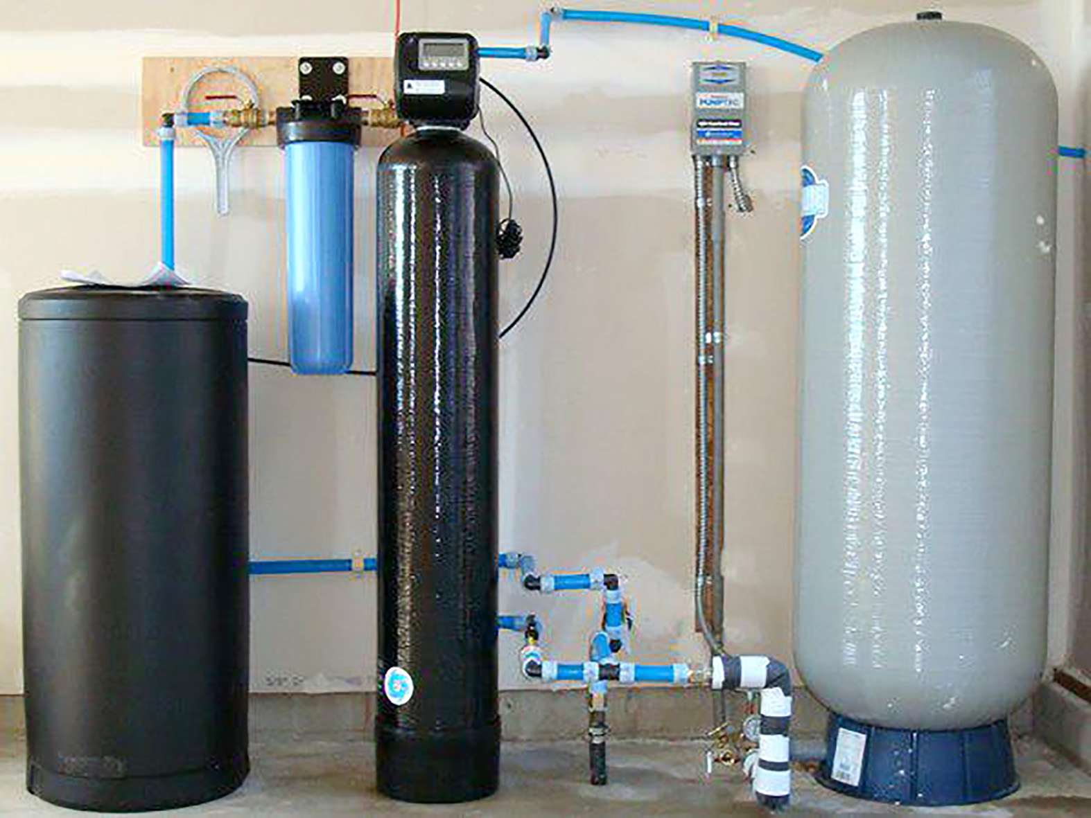 Механически очищенная вода. Фильтр обезжелезивания воды для дачи. Фильтр для воды от железа из скважины vdsm 1354c. Магистральный фильтр обезжелезивание для скважин. Softener фильтр для воды.